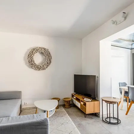 Charming 1-bedroom With Terrace And Communal Pool - - Welkeys * Gassin