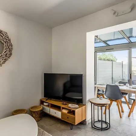 Charming 1-bedroom With Terrace And Communal Pool - - Welkeys Apartment *