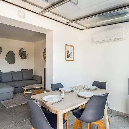 Charming 1-bedroom With Terrace And Communal Pool - - Welkeys Apartment *